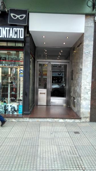 Una entrada a una tienda con un coche dentro. en Apartamento Luz en Buenos Aires
