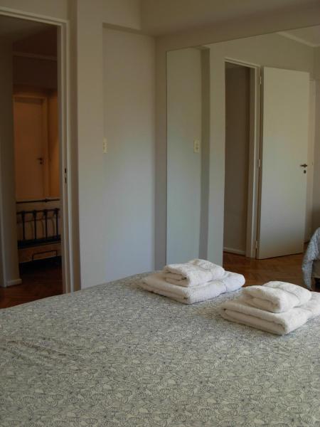 Dos toallas sentadas en una cama en un dormitorio en Depto Recoleta Central en Buenos Aires