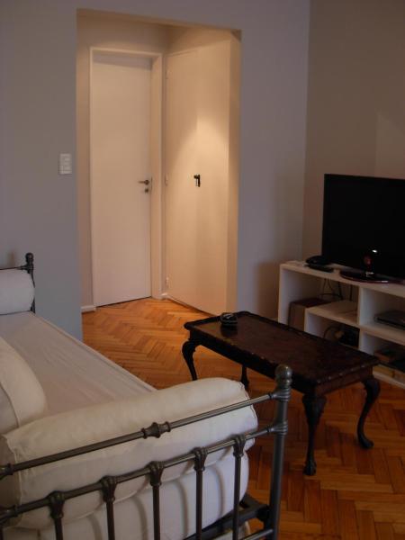 1 dormitorio con cama, mesa y TV en Depto Recoleta Central en Buenos Aires
