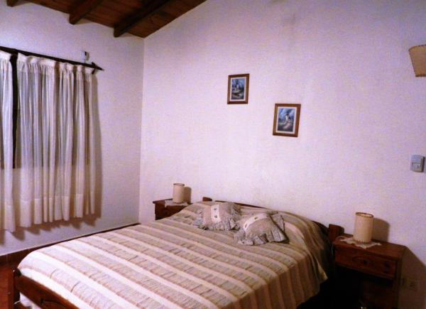 un dormitorio con cama con dos almohadas en el Complejo El Bosque de Villa Gesell