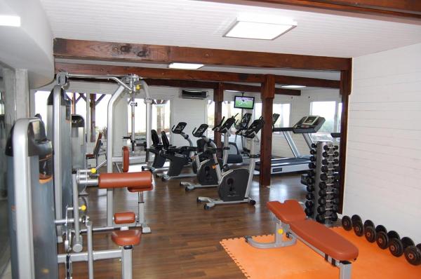 un gimnasio con varias cintas de correr y máquinas cardiovasculares en Linda Bay 205 en Mar de les Pampas