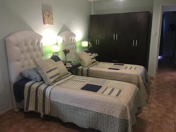 2 camas en una habitación de hotel con 2 camas en Virgen del Valle Apart Tucumán - cocheras privadas en San Miguel de Tucumán