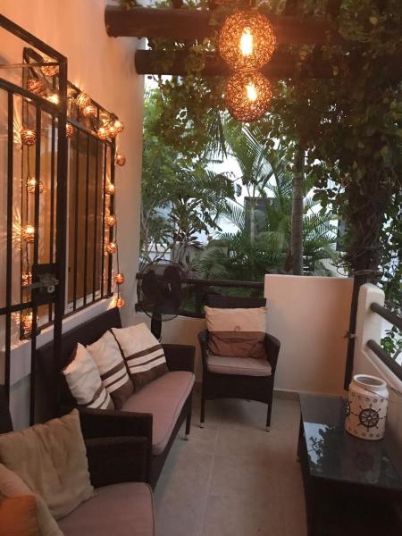un patio con sofás y una ventana con luces en Villa Estanyol 72, en Playa del Carmen