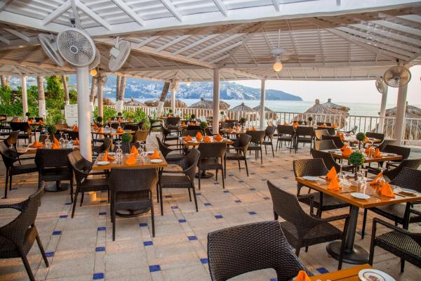 Un restaurante o lugar para comer en el Hotel Elcano