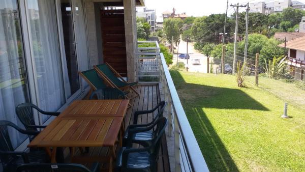 un porche con 2 mesas y sillas en el balcón en Marina Piccola en Ostende