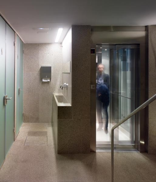 un hombre entrando en un baño de un edificio del Hotel Pazo de Altamira en Santiago de Compostela