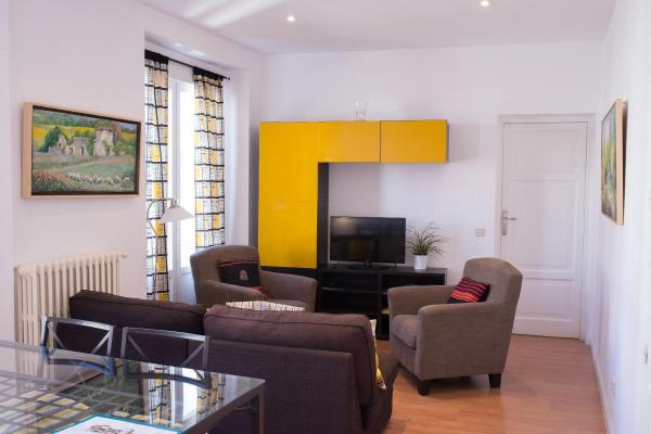 sala de estar con sofá, sillas y TV en For You Rentals Chueca Apartment SON1, en Madrid