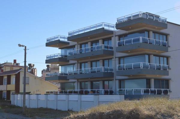 un edificio con balcones en un lateral en Balcones Al Mar en Villa Gesell