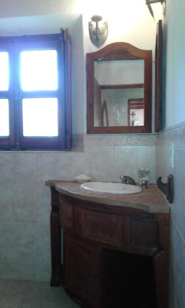 un baño con lavabo y espejo en el marratxi de Villa Gesell