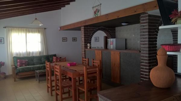 una cocina y sala de estar con mesa y sillas en Playa 1 de Villa Gesell