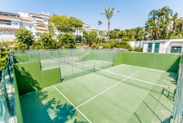 Instalaciones para jugar al tenis o squash en Cubo's Apartamento Nagueles Marbella B5 1E o alrededores