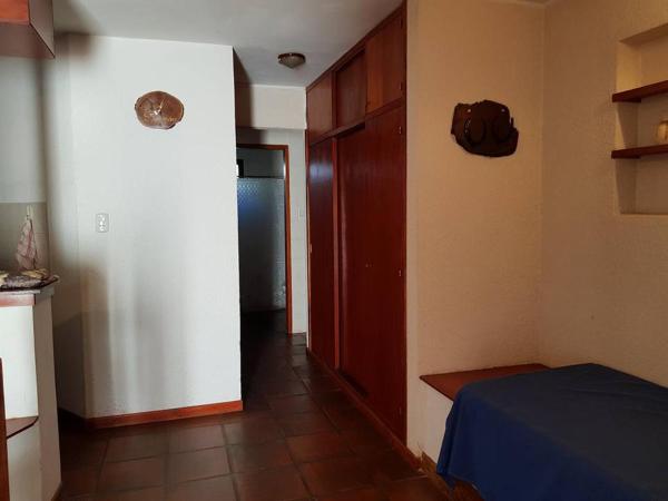 pasillo con habitación con cama y puerta en Apart Santander, en Mina Clavero