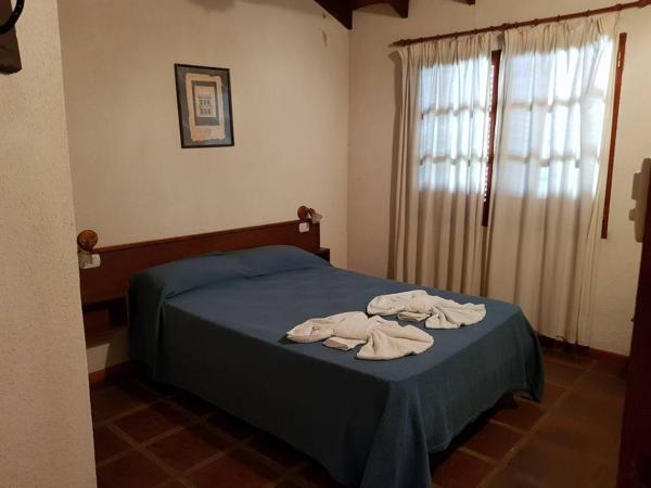 1 dormitorio con 1 cama con 2 toallas en Apart Santander, en Mina Clavero