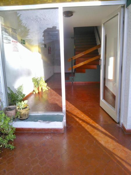 una puerta abierta de un edificio con un pasillo y una escalera en el Edificio Familiar Mar Veo en Villa Gesell