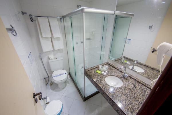 y baño con aseo y ducha acristalada. en VOA Ambassador Flat, en João Pessoa