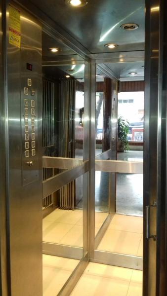 un ascensor en un edificio de oficinas con una puerta giratoria en Colon La Madrid Todo a estrenar a 100 metros Hotel Provincial en Mar del Plata