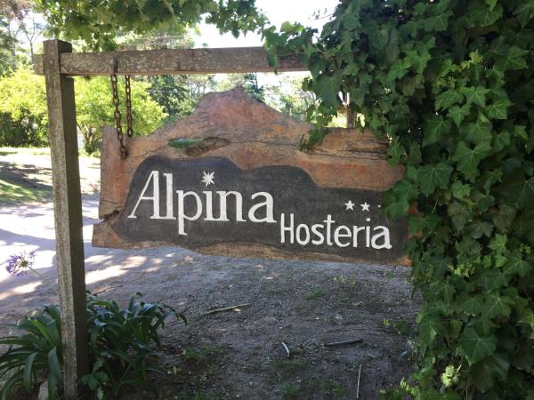 en sign that says alma hogeria at Alpina Hosteria in Villa Gesell