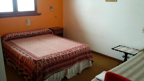 Habitación pequeña con cama y ventana en Hotel Bamba en Villa Gesell