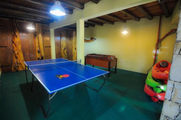 una mesa de ping pong azul en una habitación en Cabañas Cumelen en Villa Gesell