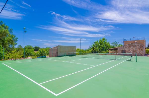 Instalaciones para jugar al tenis o squash en Sa Cova (Cova De Rotana) o alrededores
