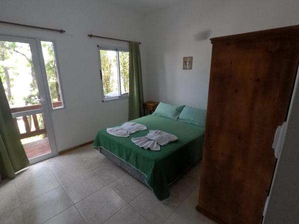 Un dormitorio con cama verde con toallas.  en Merlion en Mar de las Pampas