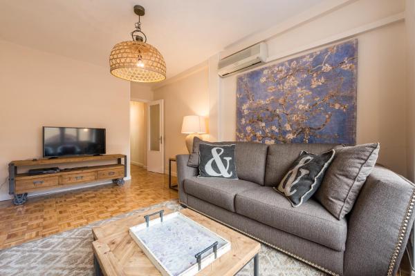 sala de estar con sofá y TV en For You Rentals Madrid Rio apartment MAZ10, en Madrid