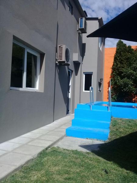 una casa con escaleras azules junto a un edificio en Vista al Parque en Tandil