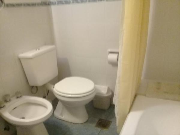 Baño pequeño con aseo y lavamanos en Casa Los Robles en San Martín de los Andes