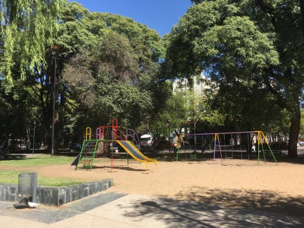 un parque infantil con tobogán en Apartamento Gutierrez en Mendoza