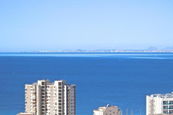 una vista aérea del océano y los edificios en Residence Vacanza Torre Monaco, en Benidorm
