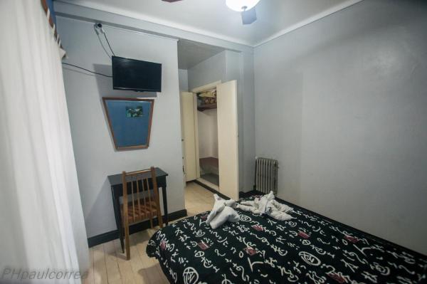 un dormitorio con dos animales de peluche sentados en una cama en Hotel Vial Center en Mar del Plata