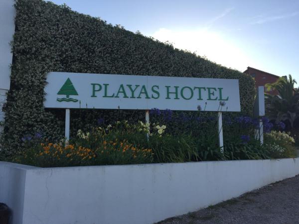 una señal para playas hotel en frente de un seto en Playas Art Hotel en Pinamar