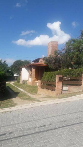 un edificio de ladrillo con una torre encima en Cabañas Tio Willy, en Villa Carlos Paz