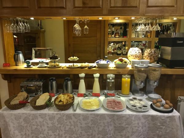 una mesa con comida en la cocina en Alma Andina Hosteria, en Villa La Angostura