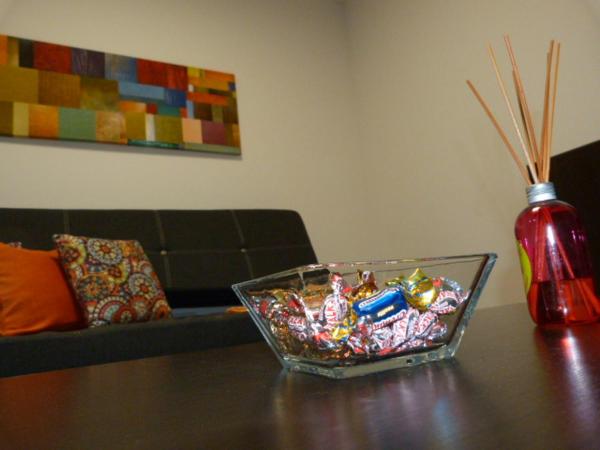 un tazón de caramelos en una mesa con un jarrón en Torre 1 Relax en Puerto Madryn