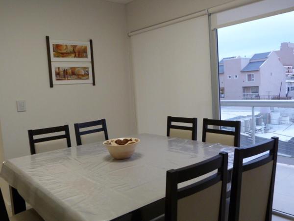 una mesa de comedor con un tazón encima en Torre 1 Relax en Puerto Madryn