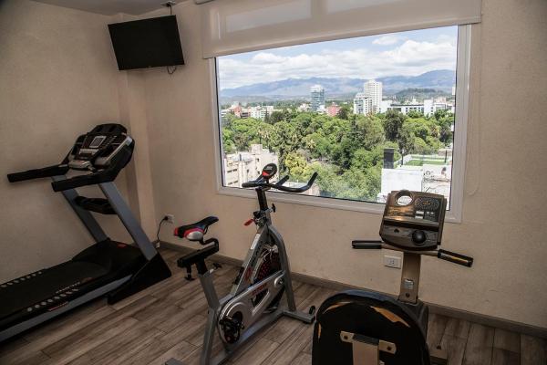 un gimnasio con vistas a la ciudad desde una ventana en Hotel Mendoza en Mendoza
