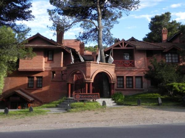 Casa de ladrillo grande con porche y entrada en Vacances Dorado en Pinamar