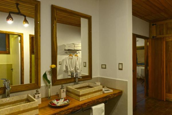 baño con 2 lavabos y espejo grande en La Aldea De La Selva Lodge en Puerto Iguazú