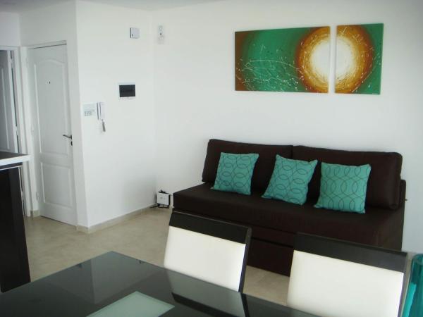 sala de estar con sofá y mesa de cristal en Pinamar Alquilo Departamentos Frente Al Mar en Ostende