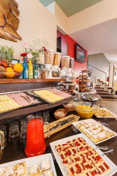 una línea de buffet con muchos tipos diferentes de comida en el Medamar Club de Villa Gesell