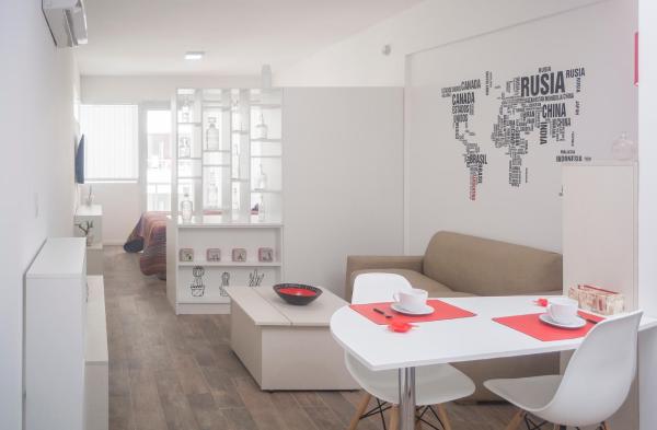 sala de estar con mesa blanca y sillas en Flat in Las Cañitas. en Buenos Aires