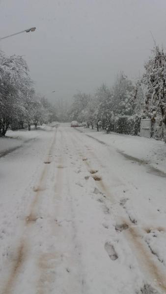 una carretera cubierta de nieve con nieve. en Colibrí House en San Martín de los Andes