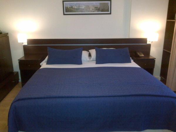 1 dormitorio con cama azul y almohadas azules en Córdoba Suites Recoleta en Buenos Aires