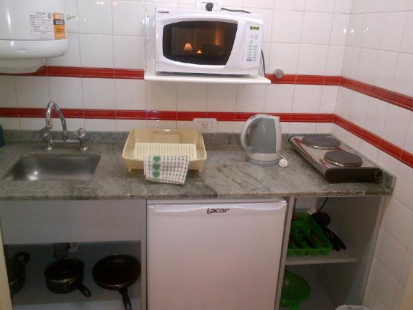 encimera de cocina con fregadero y microondas en Córdoba Suites Recoleta en Buenos Aires