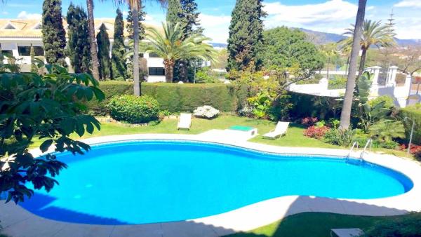 Vista de la piscina de Apartamento Dúplex Guadalmina Baixa o alrededores