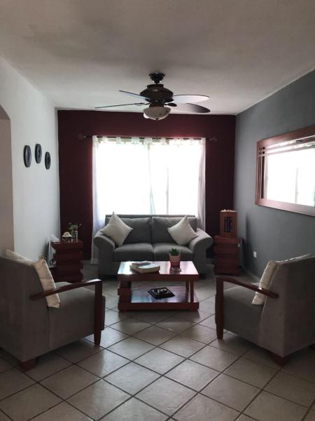 sala de estar con sofá y mesa en Habitación Potter, en Cancún