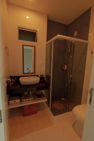 y baño con lavabo y ducha. en Villa das Ondas - Mariscal, en Bombinhas