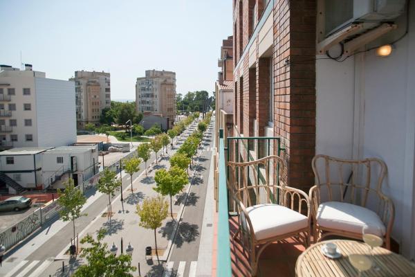 un balcón con sillas y árboles en una calle de la ciudad en Tendency Rambla del Poblenou, en Barcelona