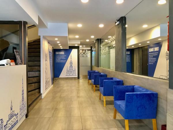 una fila de sillas azules en una sala de espera en Hotel Nuevo Boulevard en Mar del Plata